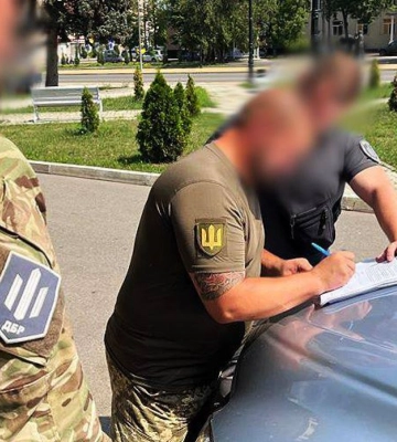 Военкома и полицейского поймали на взятке в Донецкой области