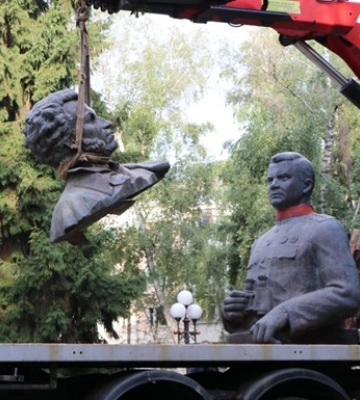 У Полтаві знесли пам’ятники Пушкіну і Ватутіну