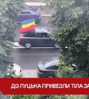 Луцьк плаче: до міста привезли тіла загиблих Героїв (відео)