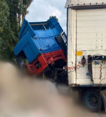 На Київщині фура врізалася у блокпост 