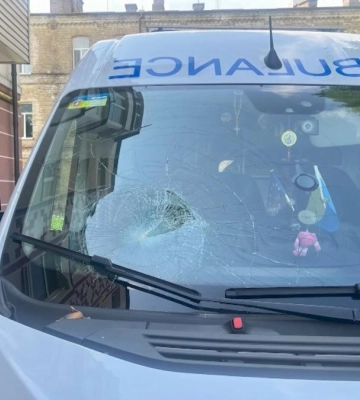 Жбурнув цеглиною у скло: подробиці нападу чоловіка на лікарів швидкої допомоги у Рівному (ВІДЕО)