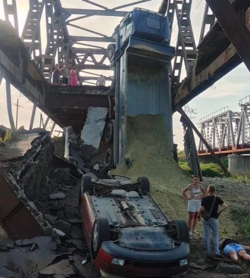 На Закарпатті обвалився міст