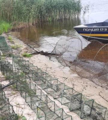 У водоймі на Полтавщині знайшли вісім заборонених сіток для раків та риболовний ятір