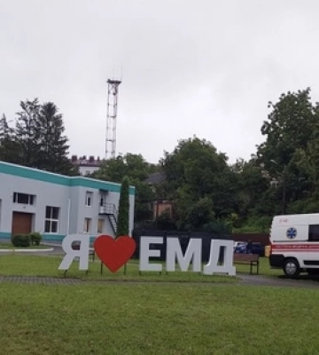 У Луцьку в центрі екстреної допомоги облаштували фотозону з каретою «швидкої» 