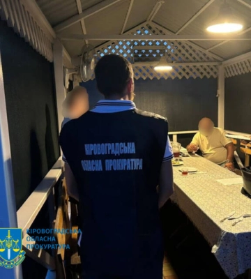 Посадовцю з Черкащини, який вимагав хабаря у підприємця з Кіровоградщини, повідомили про підозру