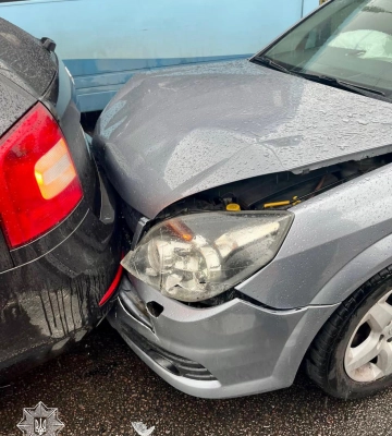 Зіштовхнулися три автівки: повідомили деталі ДТП у Луцьку
