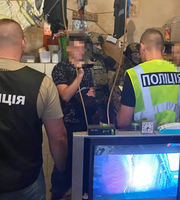 Налагодили канал постачання наркотиків до Хмельницького СІЗО: поліцейські припинили діяльність злочинної групи