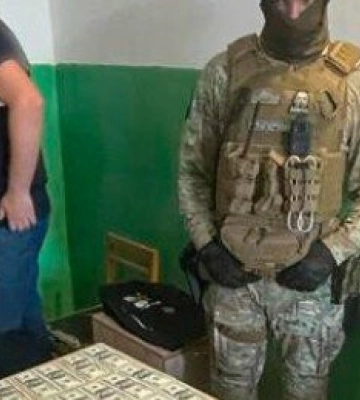 На Полтавщині затримали лікаря-хабарника, який ухвалював фіктивні рішення про непридатність до служби за 4 тис. доларів