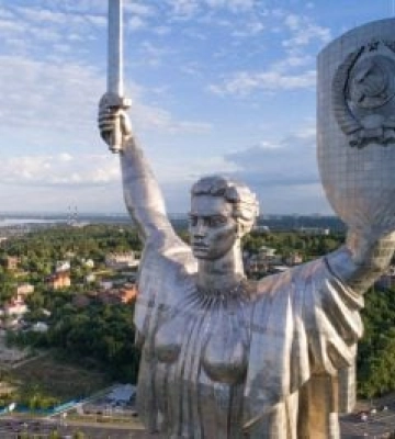 На монументі Батьківщина-мати готуються замінити радянський герб на Тризуб
