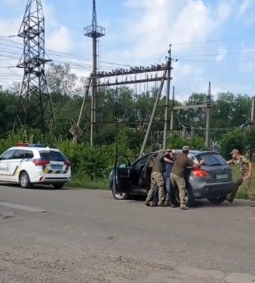 ГБР начало расследование: под Черновцами сотрудники ТЦК затолкали украинца в авто (видео)