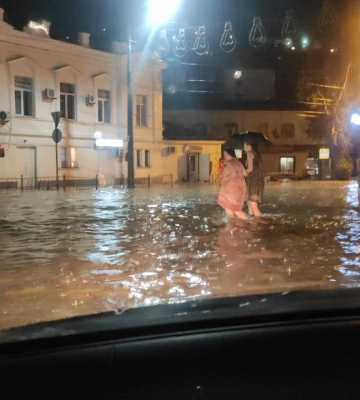 У Севастополі вирує негода: вітром зірвало дах будинку (відео)