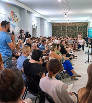 Терехов почав обговорювати офлайн у школах із батьками Харкова