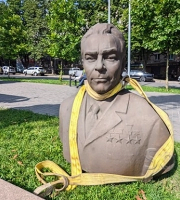 В Каменском демонтировали памятник Брежневу