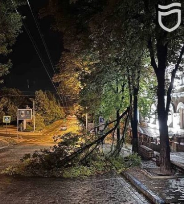 Через негоду в Дніпрі декілька маршрутів електротранспорту змінили свій рух