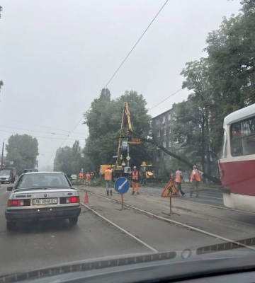 Аномальний град, повалені дерева, понівечені автівки: у Дніпрі вирувала потужна гроза (ФОТО)