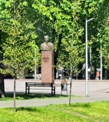 На Дніпропетровщині з центрального скверу прибрали бюст радянського генсека