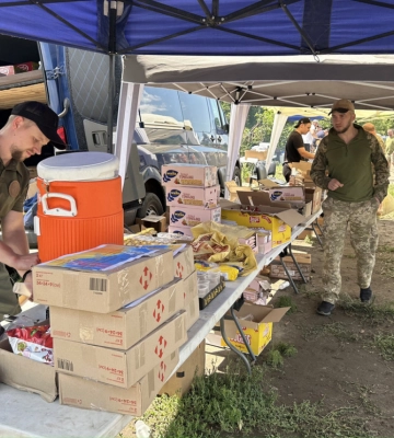 Плов та холодні напої: На Донеччині волонтери безкоштовно годують військових, які повертаються з фронту