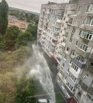 На одній з вулиць Кропивницького зранку бив фонтан висотою до третього поверху (ФОТО)
