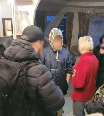 Правоохоронці проводять обшуки у райвіділку Дніпра. Керівника підрозділу затримано