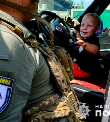 «Білі Янголи» у прифронтових районах Донеччини вмовляють батьків евакуювати дітей