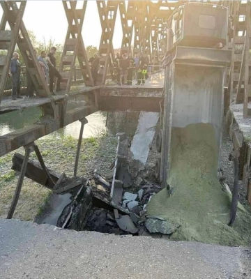 У річку впали два авто: на Закарпатті через обвал мосту 5 постраждалих, серед них – діти