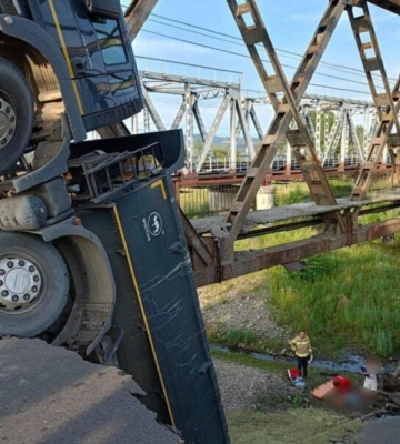 На Закарпатті обвалився міст через річку