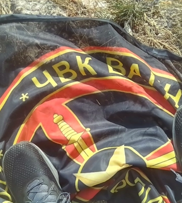 Выбросил на помойку: в Крыму украинский патриот сорвал флаг ЧВК "Вагнер" на горе Ай-Петри 