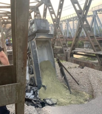 Міст, який обвалився на Закарпатті, капітально не ремонтували 66 років