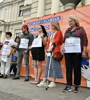У Львові біля головного вокзалу відбулася акція-перформанс «Тобою скористалися»