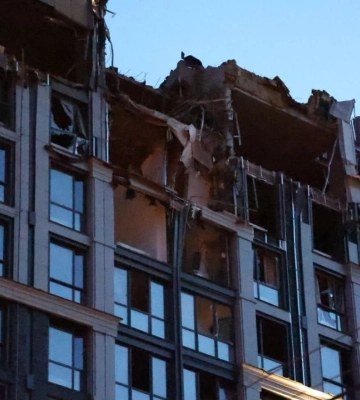Зеленський показав відео з місця удару ракетою у Дніпрі