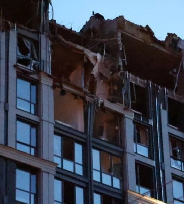 Зеленський показав відео з місця удару ракетою у Дніпрі