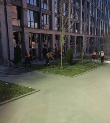 У Дніпрі комунальники ліквідовують наслідки ракетного удару: кількість пошкоджених об’єктів збільшилася