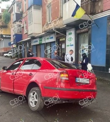 В Кривом Роге авто вылетело на тротуар и сбило беременную: женщина умерла в больнице. Фото и видео