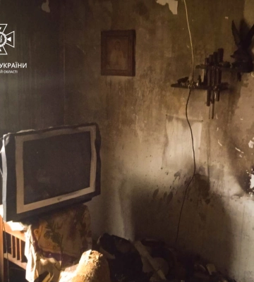 Рятувальники вдень винесли власника будинку на Львівщині, де спалахнула пожежа