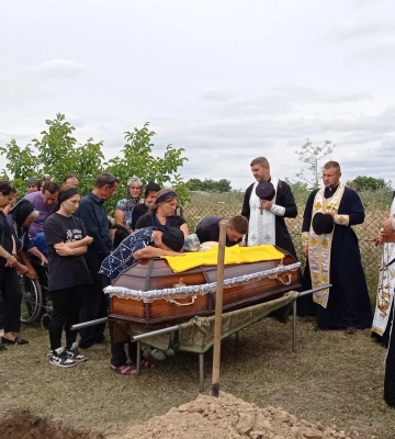 Діти залишились без батька: на Волині попрощалися з Героєм Валентином Ошайком