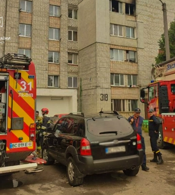 Пожежа у львівській багатоповерхівці: чоловіка госпіталізували з отруєнням, - ФОТО