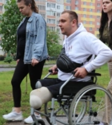 Жодного доступного банку, банкомата й салону краси: ветеран на візку проїхався 40-м кварталом у Луцьку. ФОТО