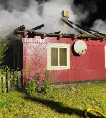 У селі на Сарненщині вночі згорів дах житлового будинку