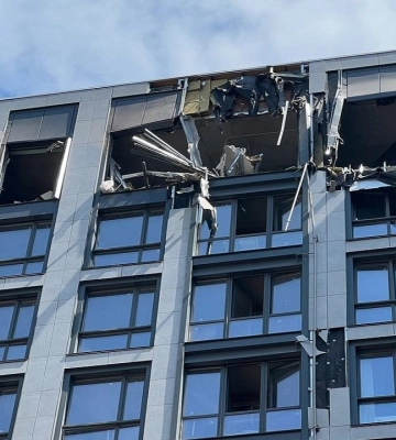 Разбитые окна и разрушенный верхний этаж: последствия ракетного удара в Днепре