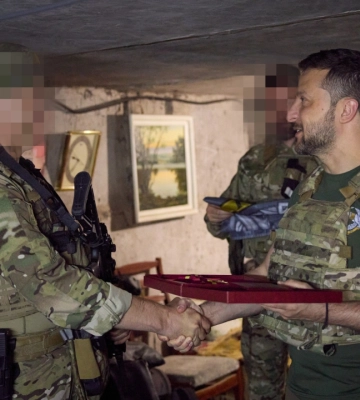 Зеленский приехал на Бахмутское направление поздравить воинов ССО с праздником (ВИДЕО)