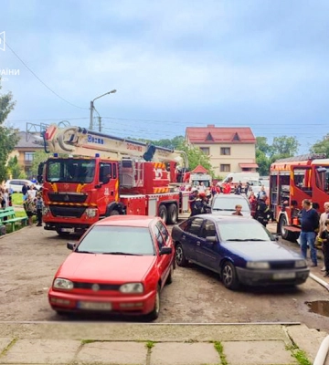 Двоє людей постраждало, 16 вивели на свіже повітря: у Львові горіла багатоповерхівка (ФОТО)