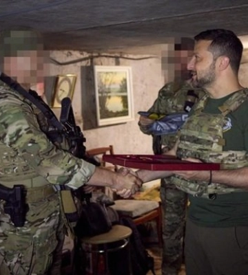 Зеленський на Донеччині поспілкувався з воїнами ЗСУ за кавою: президенту вручили особливий подарунок. Відео