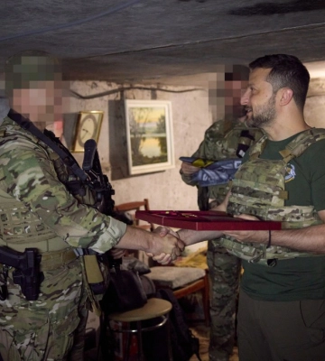 Зеленський на Бахмутському фронті привітав українських воїнів СЗГ із професійним святом