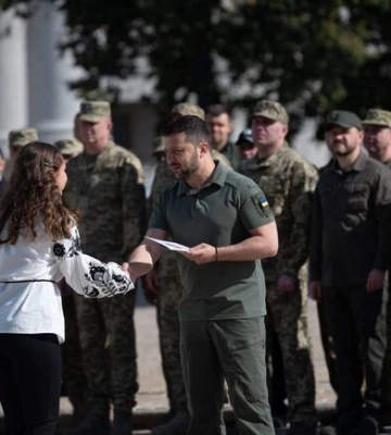 Президент України вручив паспорти донькам героїв України з Дніпропетровської області