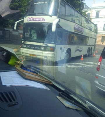 У Чернівцях на вулиці Садовій у ДТП потрапив автобус