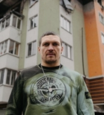 Усик зібрав понад 12 мільйонів гривень на відбудову знищеної росіянами багатоповерхівки в Ірпені, в якій розстріляли його друга