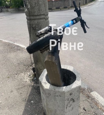 Дикун у Рівному викинув у смітницю електросамокат