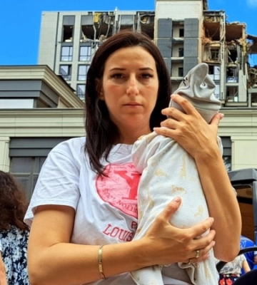 «Була в кутку, дивом вціліла». Що розповідають потерпілі від ракетної атаки армії РФ по Дніпру (репортаж)