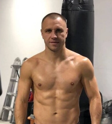 Відомий боксер, який не зміг відповісти, чий Крим, побив у Києві перехожого (відео)