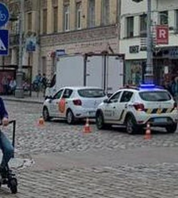 У Львові автомобіль «Renault Sandero» на перехресті збив маленького хлопчика
